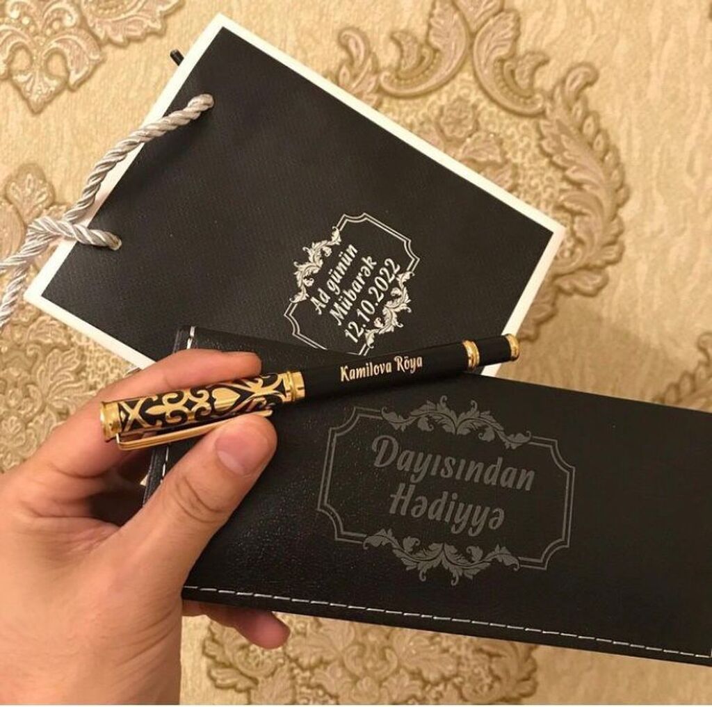 Hediyelik qutuda qələm istənilən yazı yazılır metrolara pulsuz