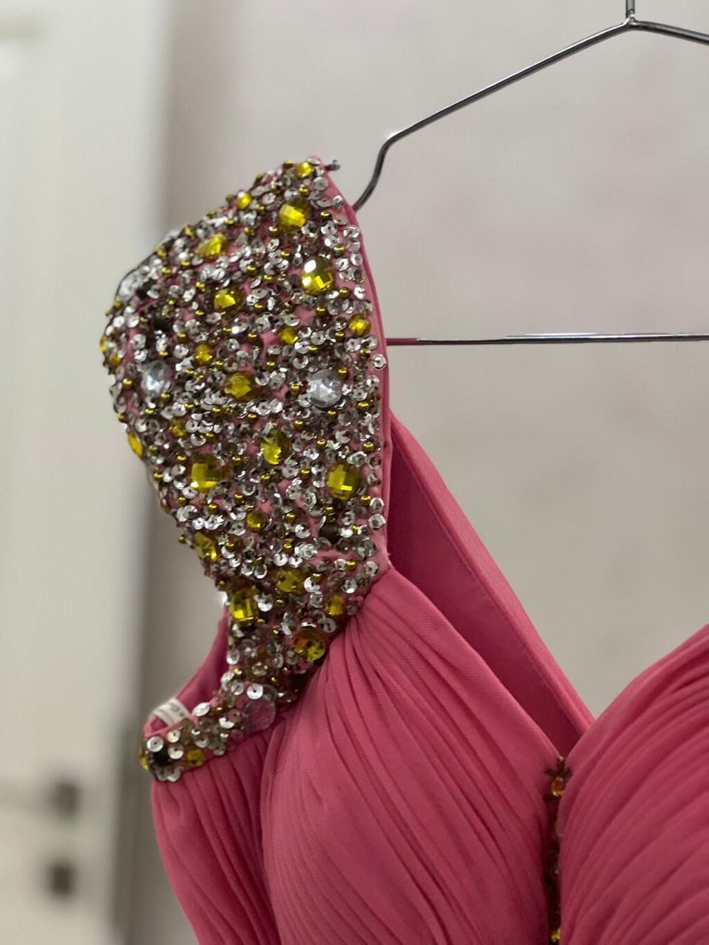 Cemi bir defe geyinilmis paltarlardi coxsu standart razmerlerdi kime