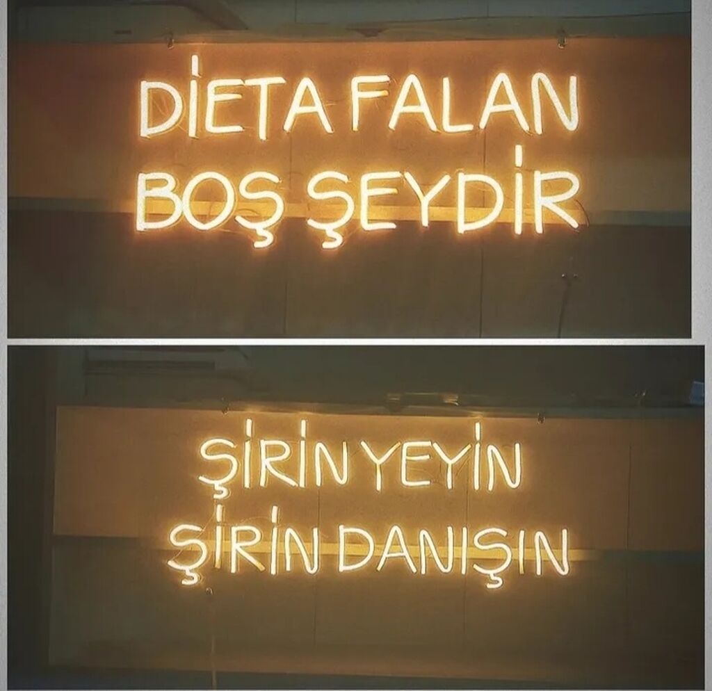 Neon işıq lövhəsi – divara quraşdırılan dekorativ yazı istəyə uyğun