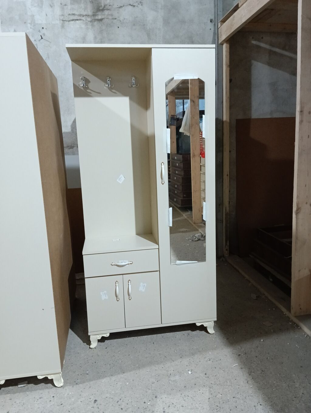 Endirim olunub topdan qiymete perakende satis.Teze dehliz dolablari