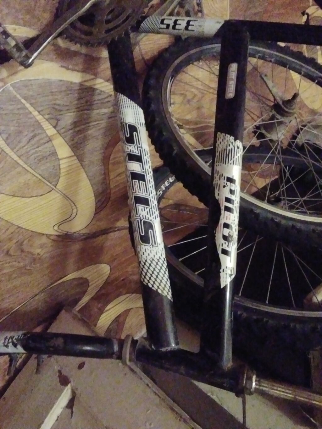 24 lük rama. Əla vəziyyətdə. Pedalı sep vilka üstündə verilir