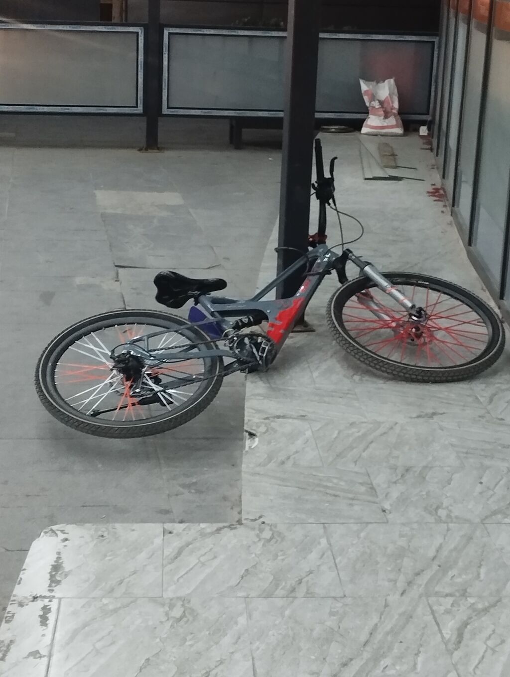 Şəhər/dağ tipli velosiped - Rəng: boz-qırmızı çərçivə, qırmızı şpilli