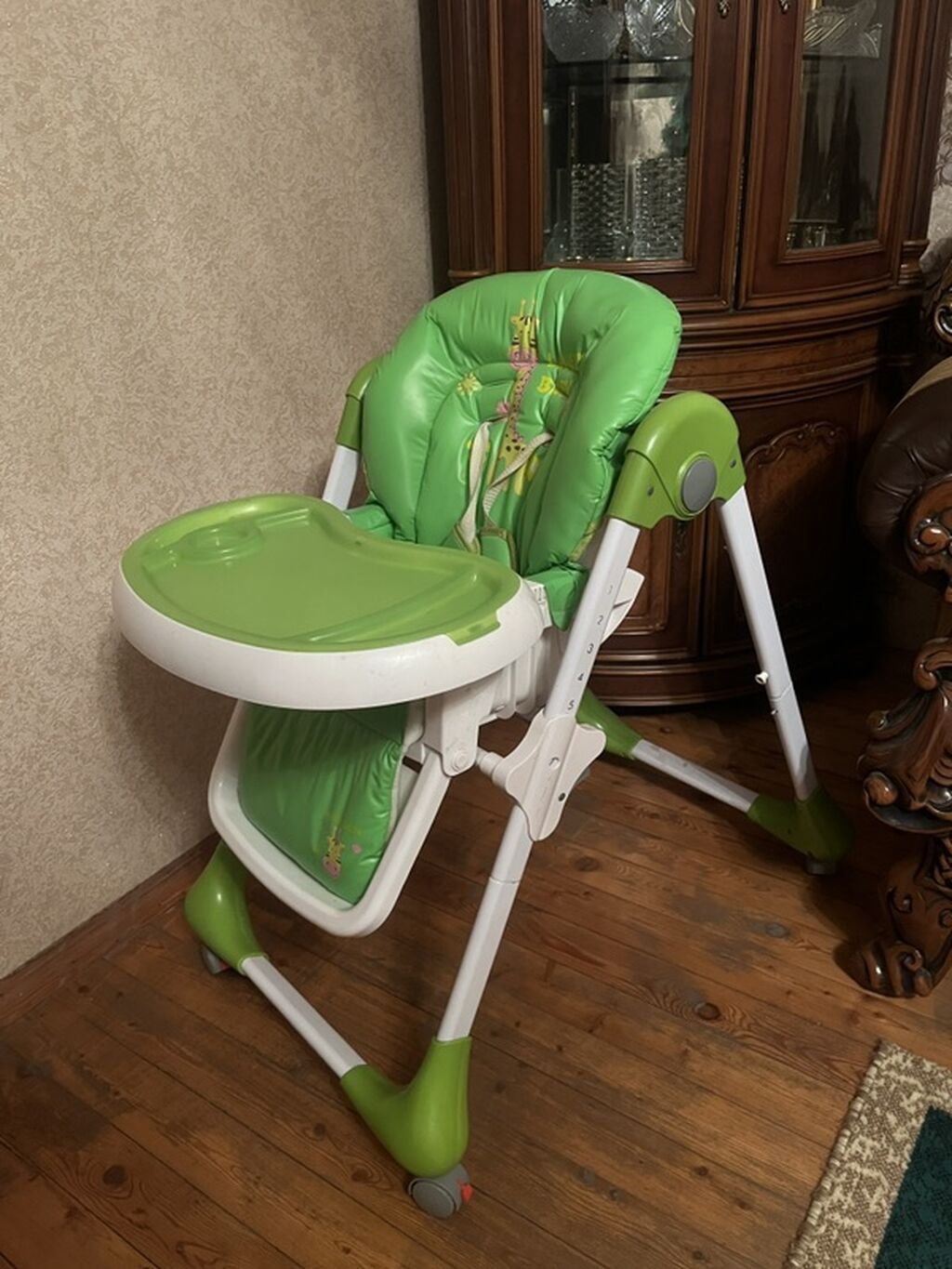 Uşaq yemək stulu – yaşıl rəngdə, şirin zürafə naxışlı. Xüsusiyyətlər