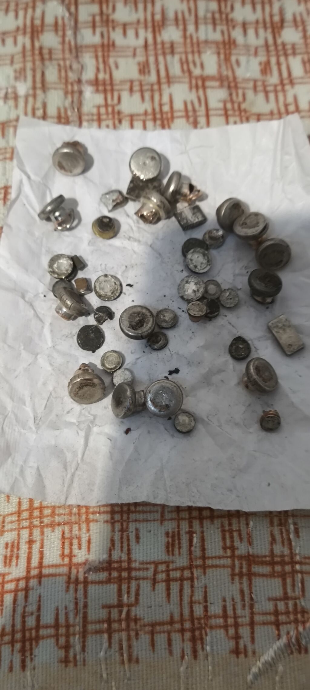 Məhsul: Qarışıq tipli metal düymələr və çıtçıt başlıqları (tikiş və