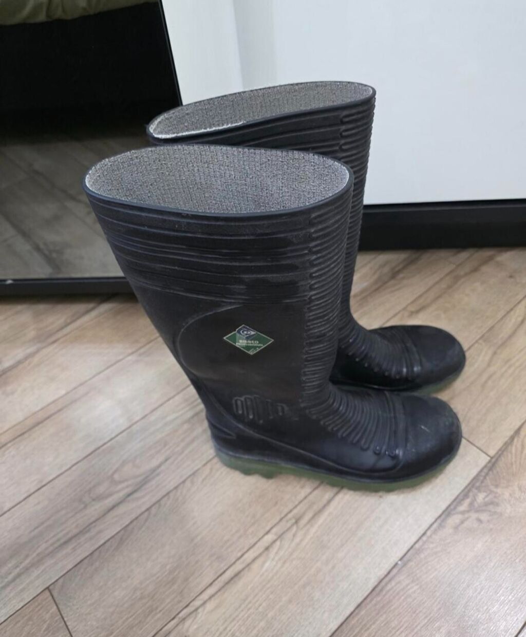 Su kecirmeyen ela botlar. Keçmişin potileridir. Lakin xalça