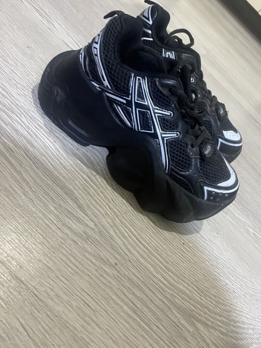 Məhsul: İdman ayaqqabısı (qara) - Rəng: Qara, ağ detallar və