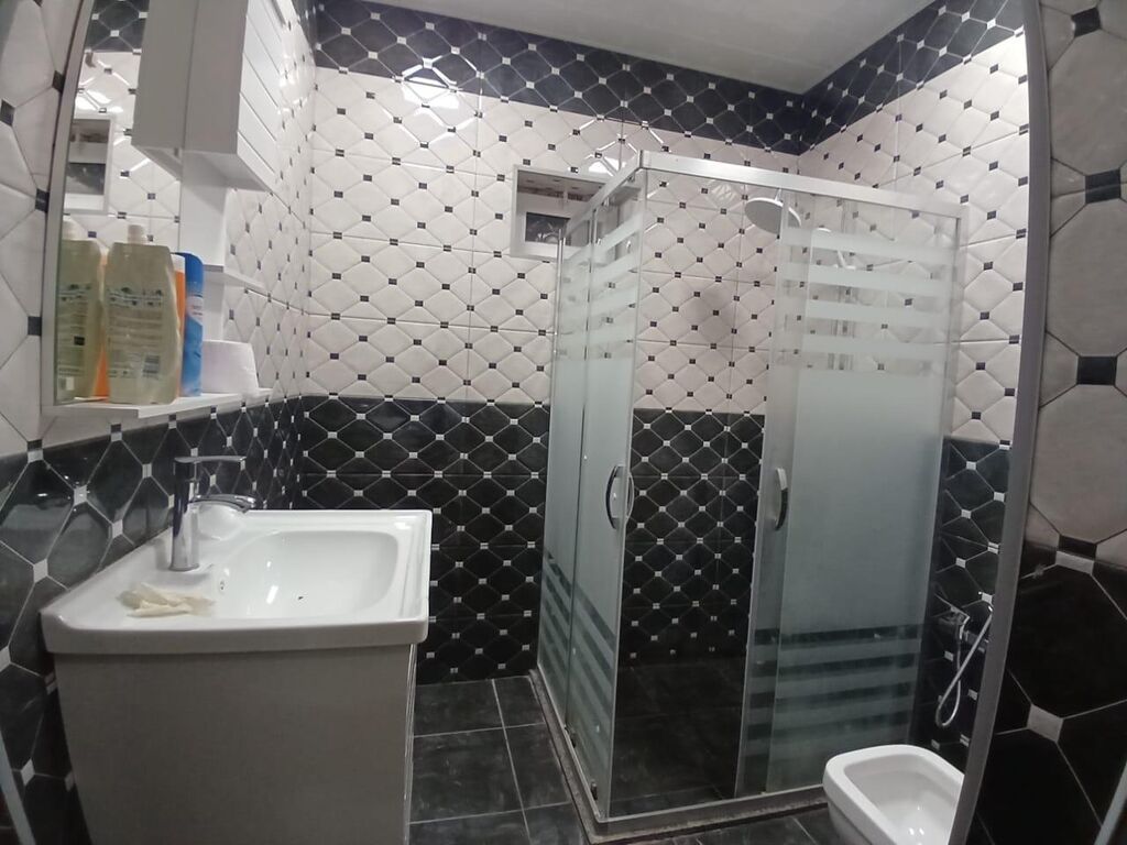 Memmedli qesebesi yol qiraginda her bir seraiti olan ev kiraye verilir