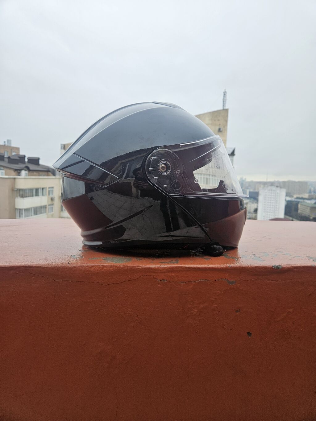 Motodəbilər üçün tam üzlü (full-face) qara dəbilqə Xüsusiyyətlər: -