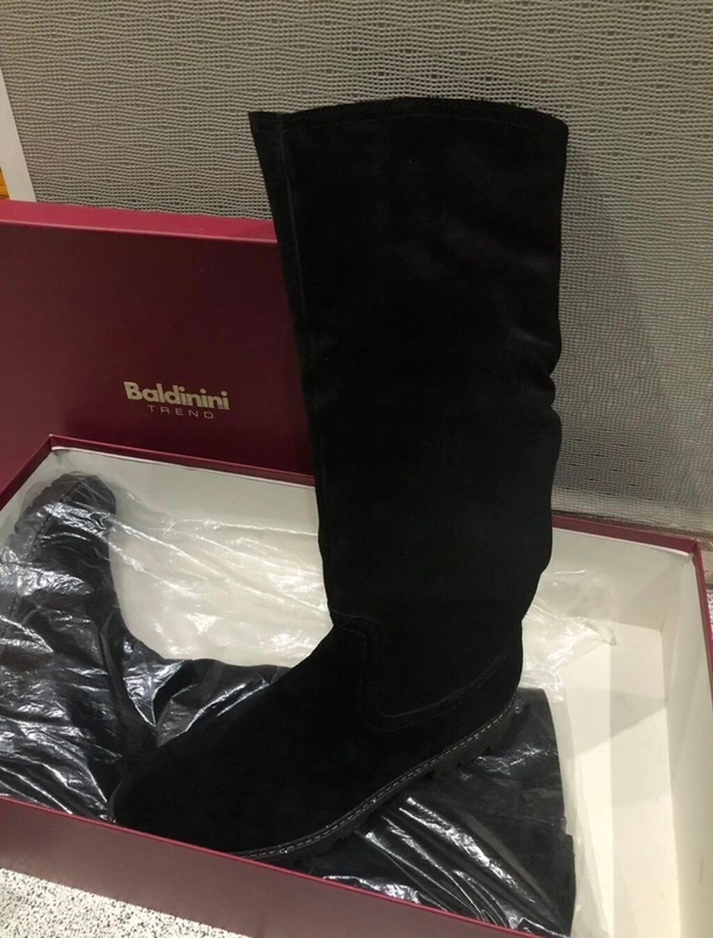 Baldinini Trend qadın çəkmələri - Rəng: qara - Material: zamşa (suet)