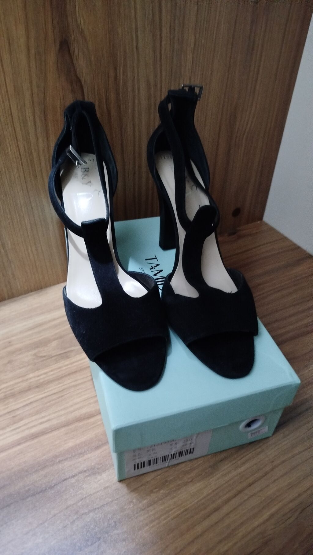 Hər biri 10 azn.Qara -40,41ölçü. Qara-bej 38-39, digərləri 37 ölçü