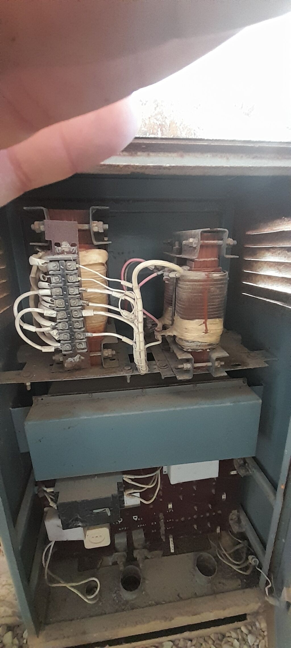 Sənaye tipli gərginlik tənzimləyicisi / avtomatik stabilizator (şkaf