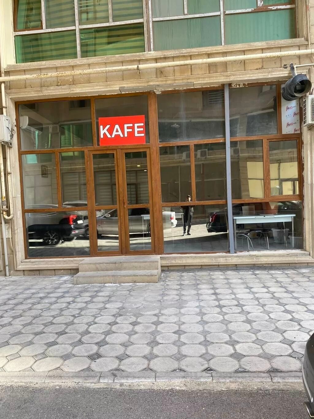 Xetaide yolun qiraqinda lexsus aftasalonunile eynj sirada Teciki