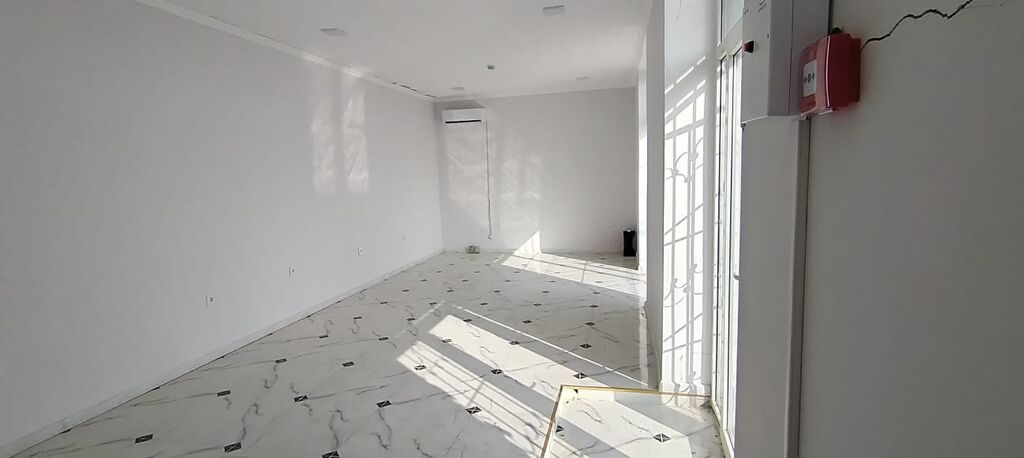 - Təyinat: mağaza/ofis/studiya/şourum - Açıq planlı zal, hündür tavan