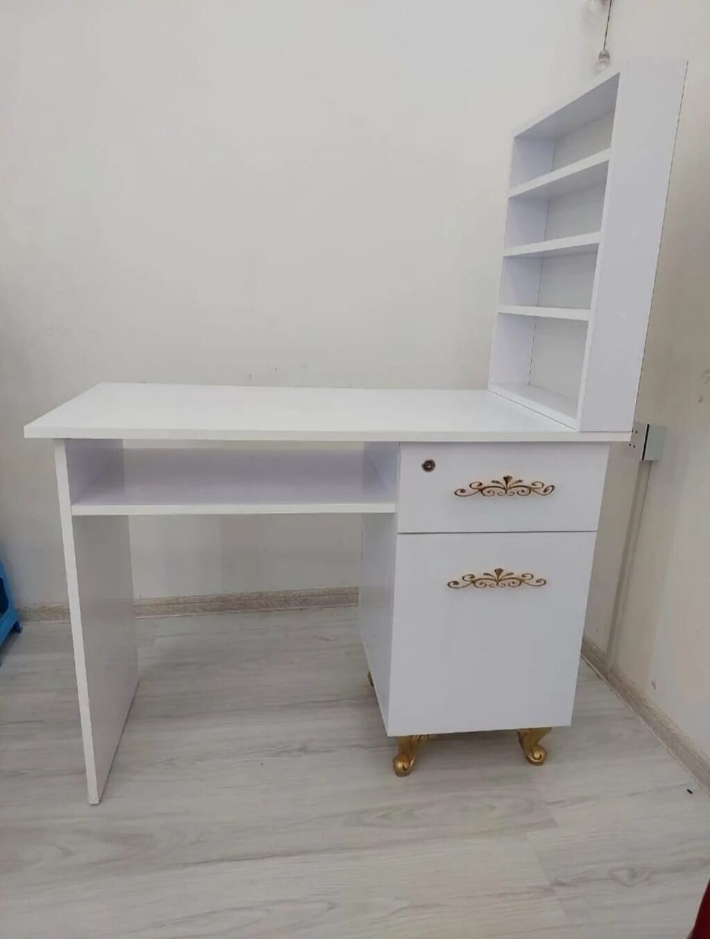 Yeni, Manikür üçün masa, Güzgüsüz