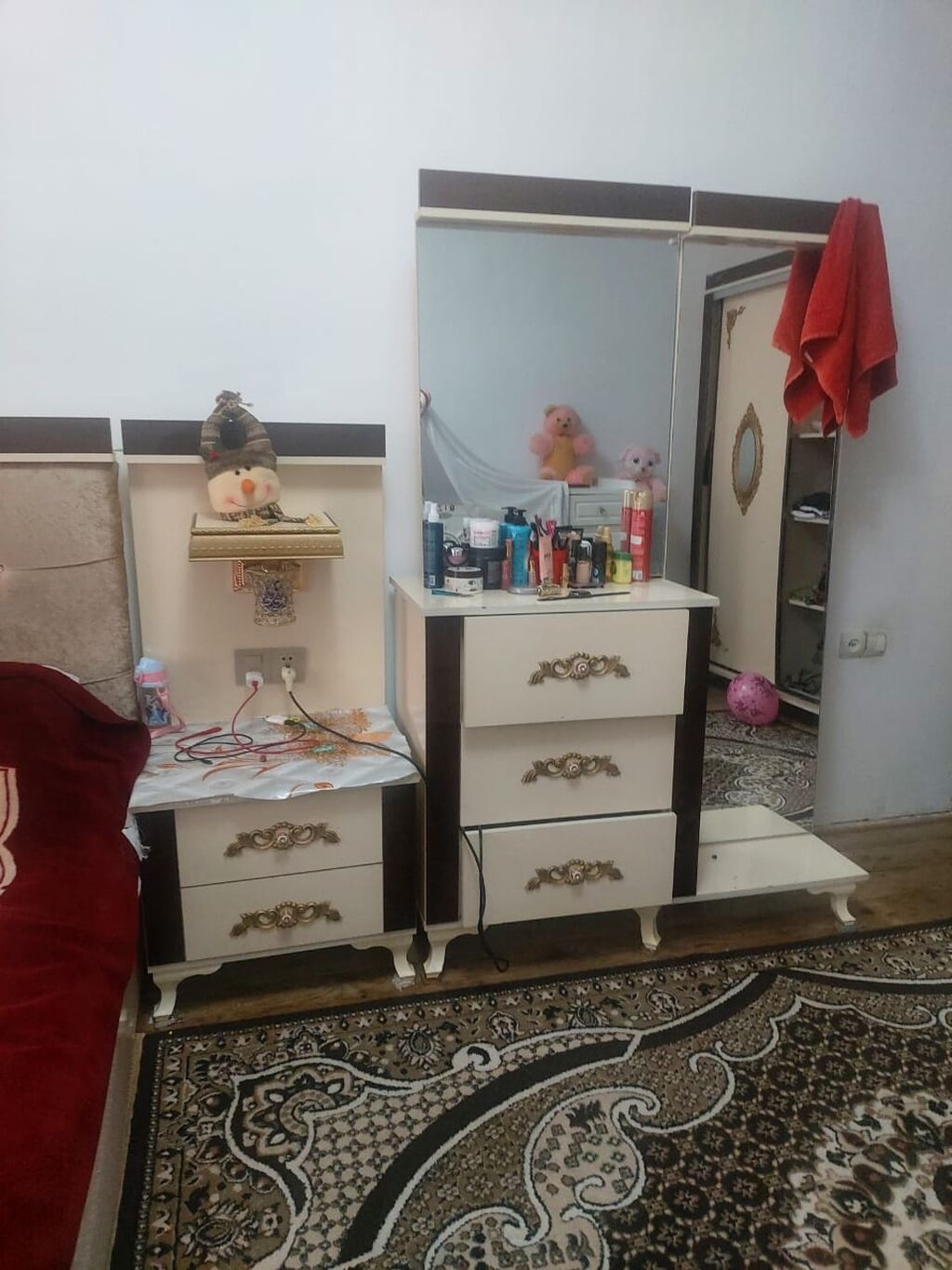 Klassik üslubda dəst mebellər - Yataq otağı üçün güzgülü makiyaj