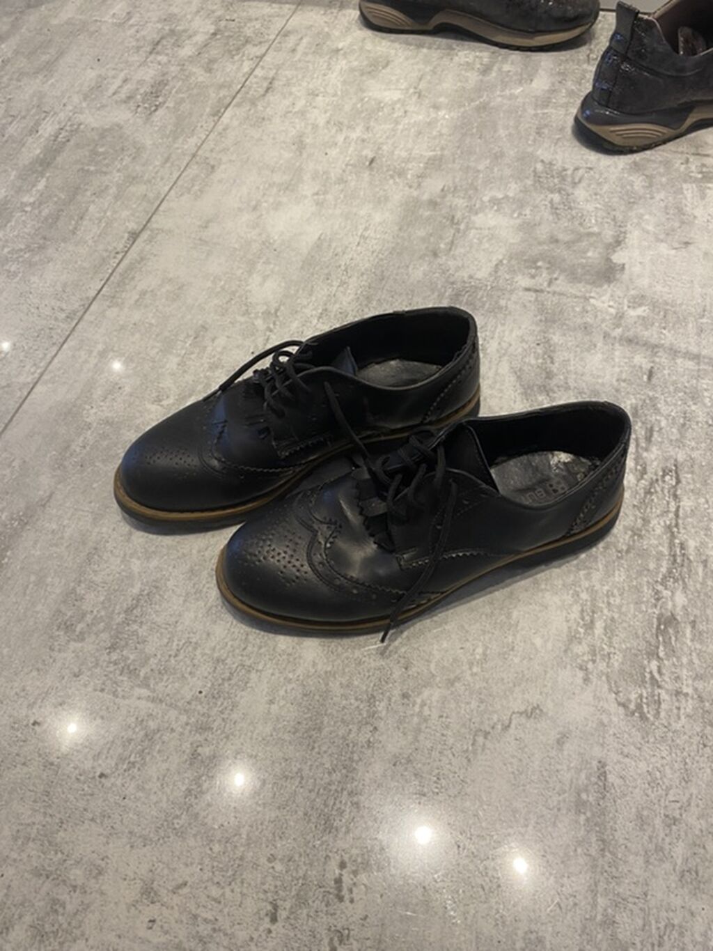 Klassik broq üslubunda kişi ayaqqabısı - Rəng: qara - Material: dəri