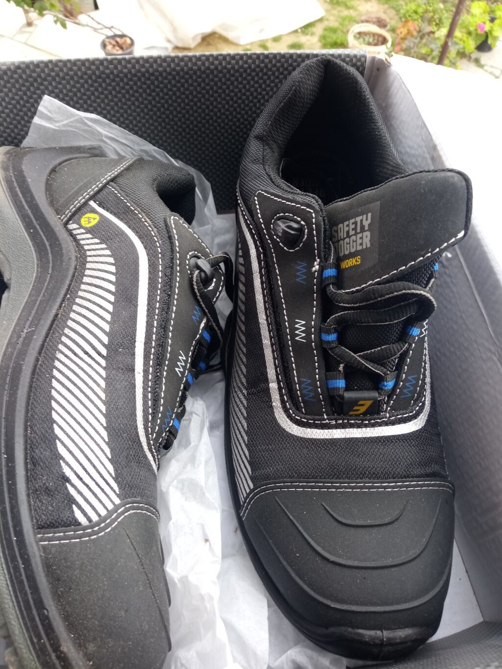 Iş ayaqqabisi bir defe baxmaq uçun geyinilib tezedir hec bir