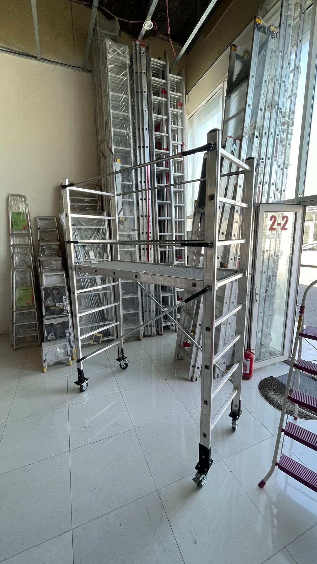 İskələ (ayaqaltı. Lesa təkərli) Ensiz təkərli lesa Qapılardan rahat