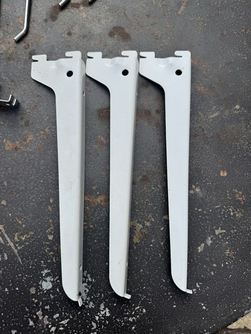 Magaza baglanib vitrin ucun demirler satilir qiymetleri 50 qepiye