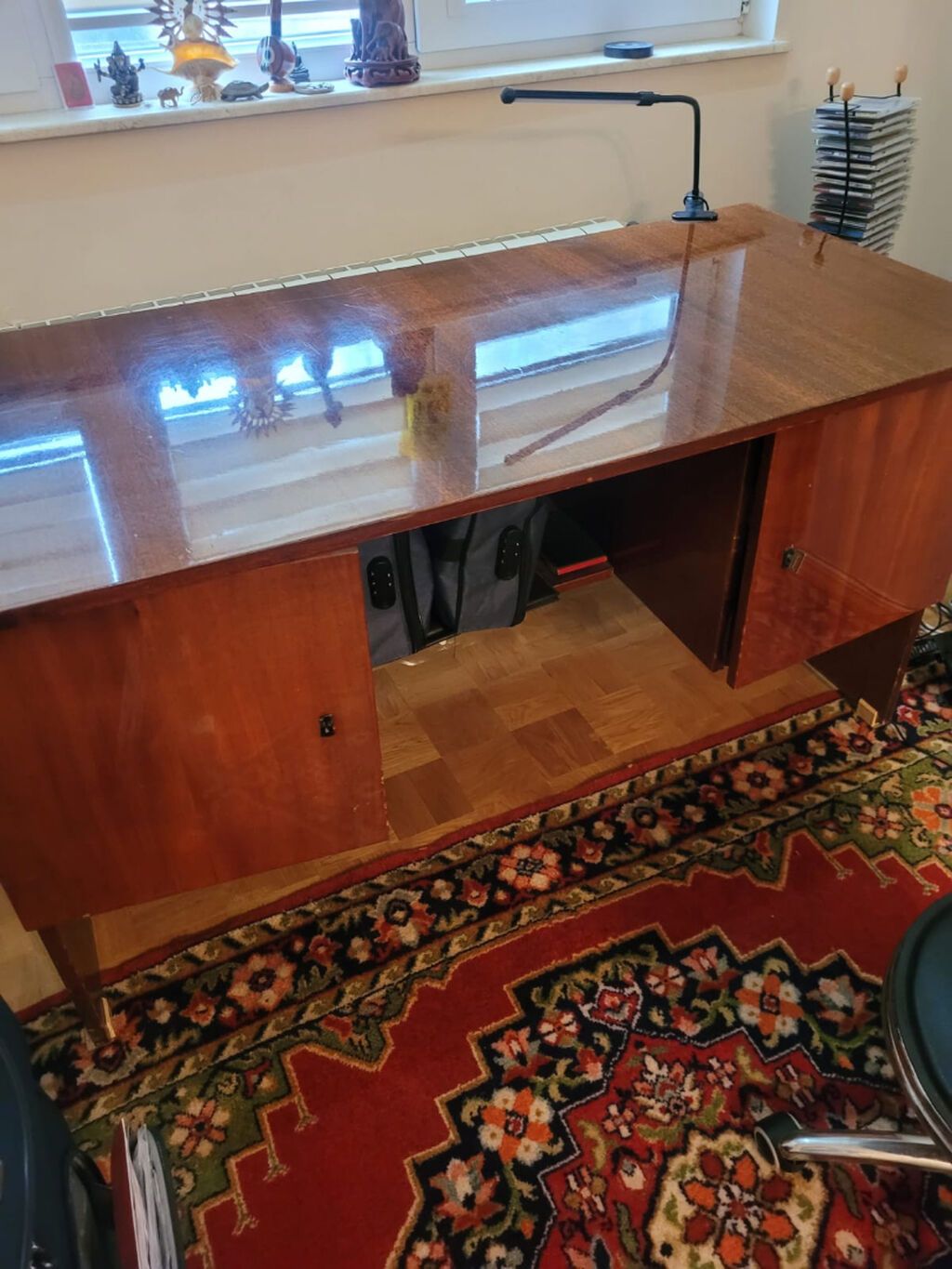 Письменный стол с шестью ящиками, полировка, состояние хорошее. Altı