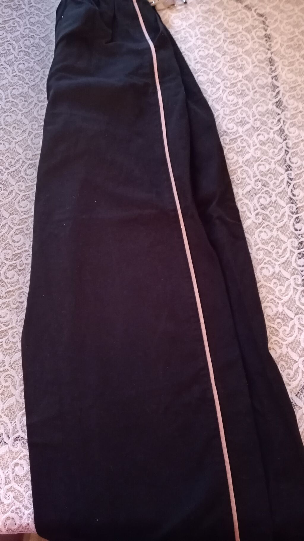 Qara klassik şalvar - Rəng: saf qara - Dizayn: hər iki balaqda nazik