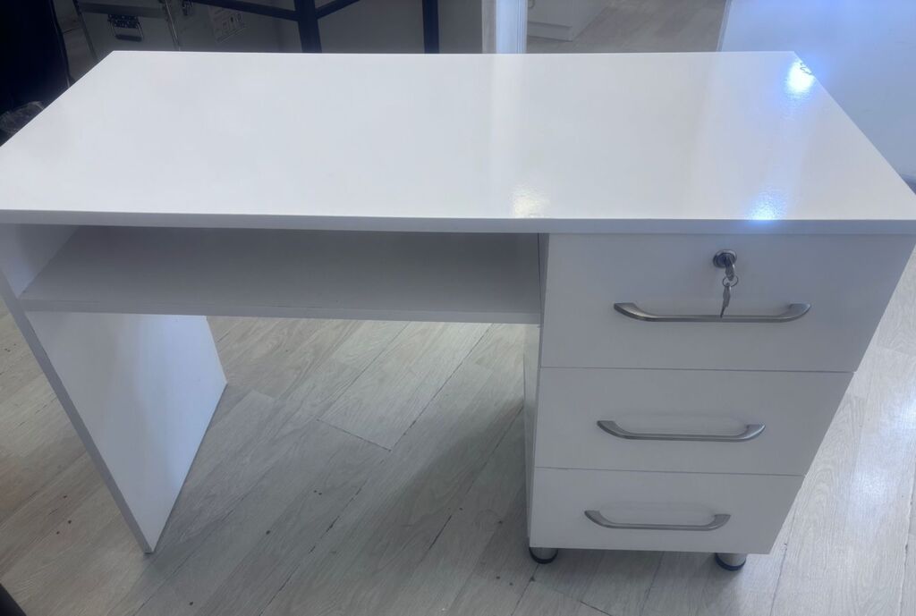 İşlənmiş, Manikür üçün masa