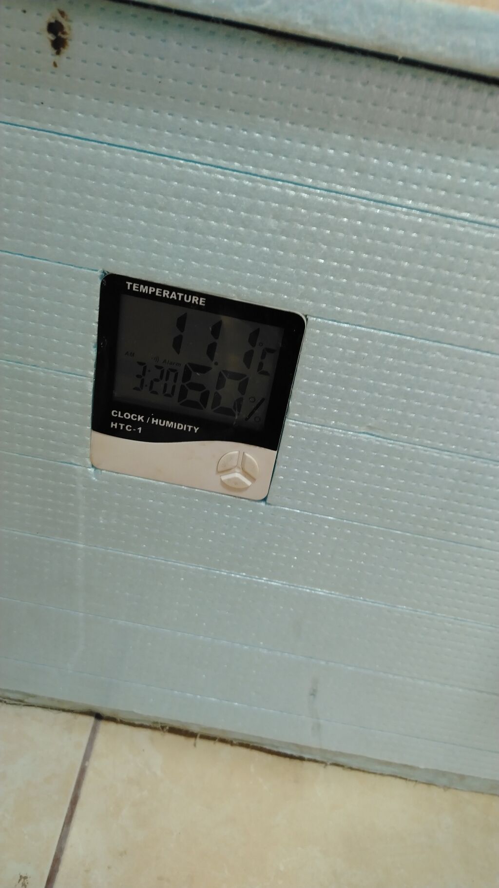 Rəqəmsal temperatur və rütubət ölçən (HTC-1) Xüsusiyyətlər: - 3-ü