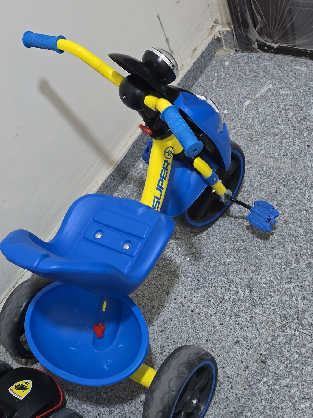 Uşaq üçtəkəri – “SUPER” modeli - Rəng: mavi/sarı, qara detallar -