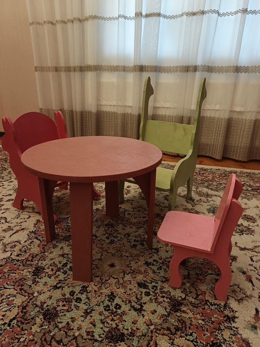 Uşaq masa ve stul desti. 1masa ve 3 stuldan ibarətdir. material dik
