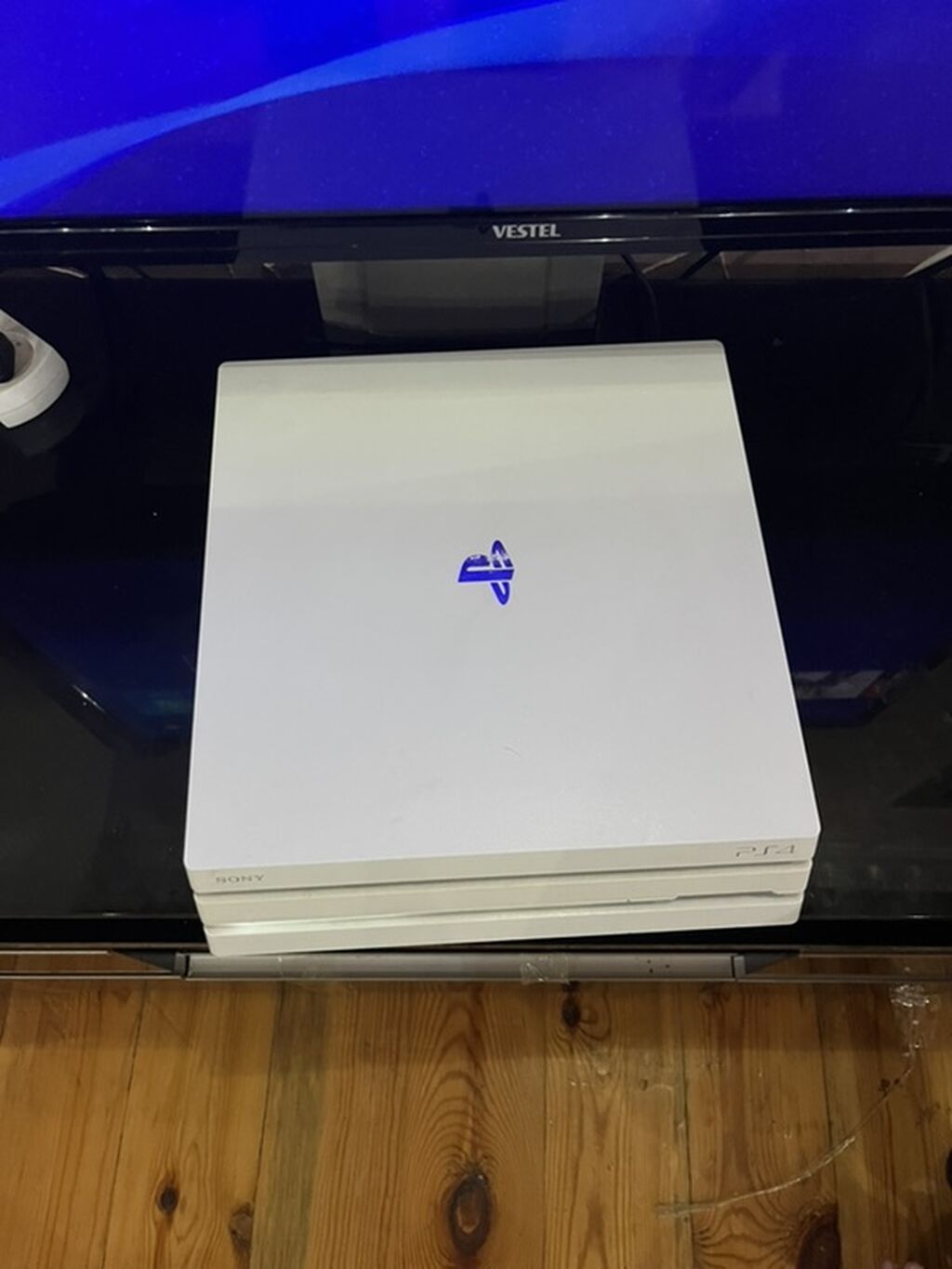 Playstation 4 pro 1 tr yaddas ela veziyetdedi temirde olmayib 2 pult