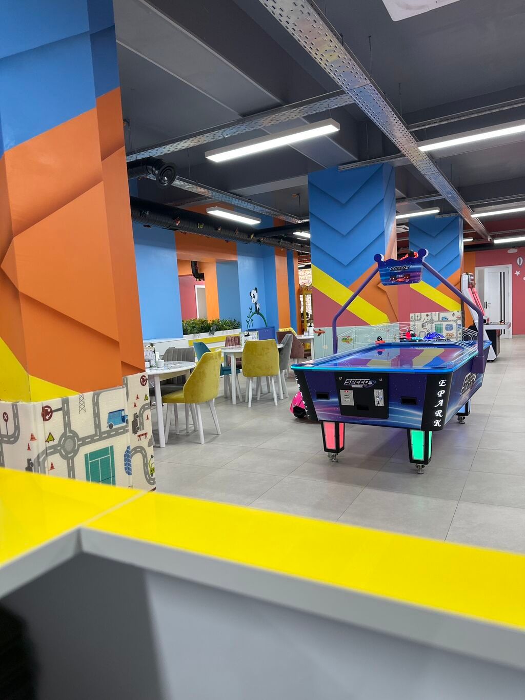 Ofisiant tələb olunur, Restoran, Aylıq ödəniş, 18-29 yaş, 1 ildən az təcrübə