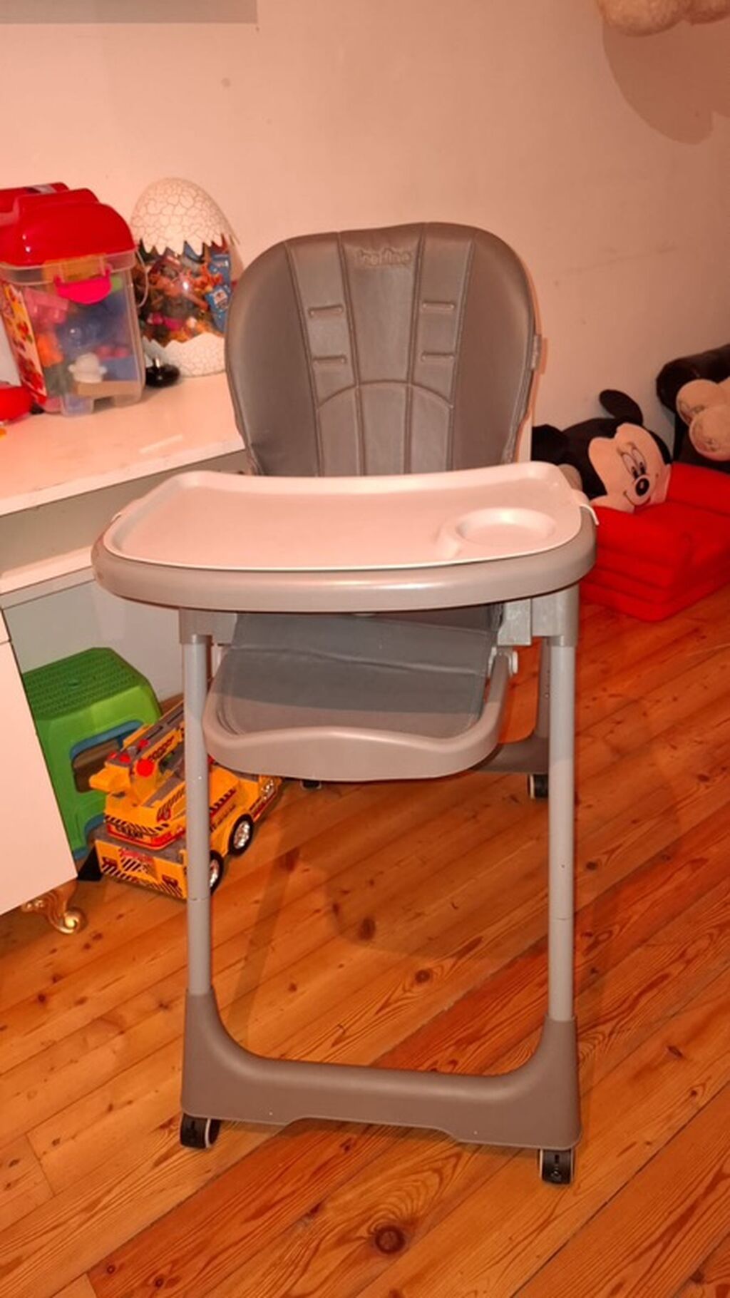 Uşaq yemək stulu – boz rəngdə, təkərlidir, qatlanır. Qiymeti 60azn