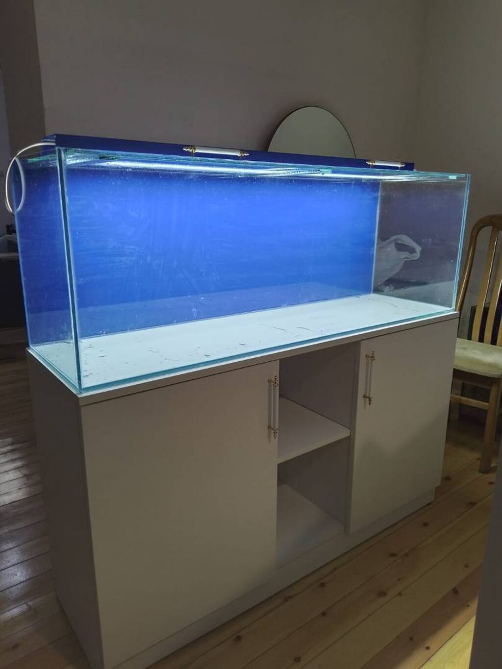 Şəffaf və dözümlü şüşədən hazırlanır. Ölçüləri 130uz*35en*45hün