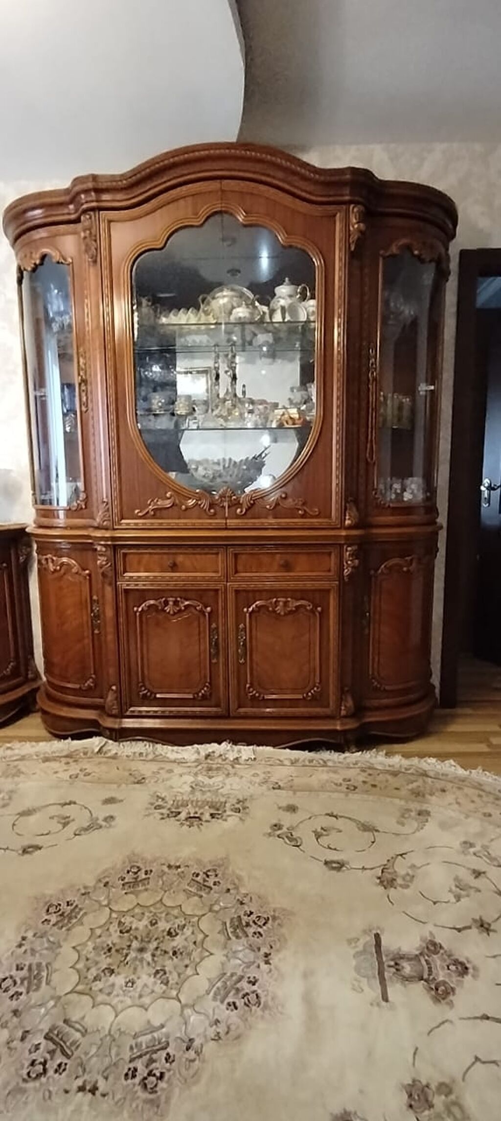 Klassik üslubda qonaq otağı mebel dəsti. Unvan Bakixanov. Yeni