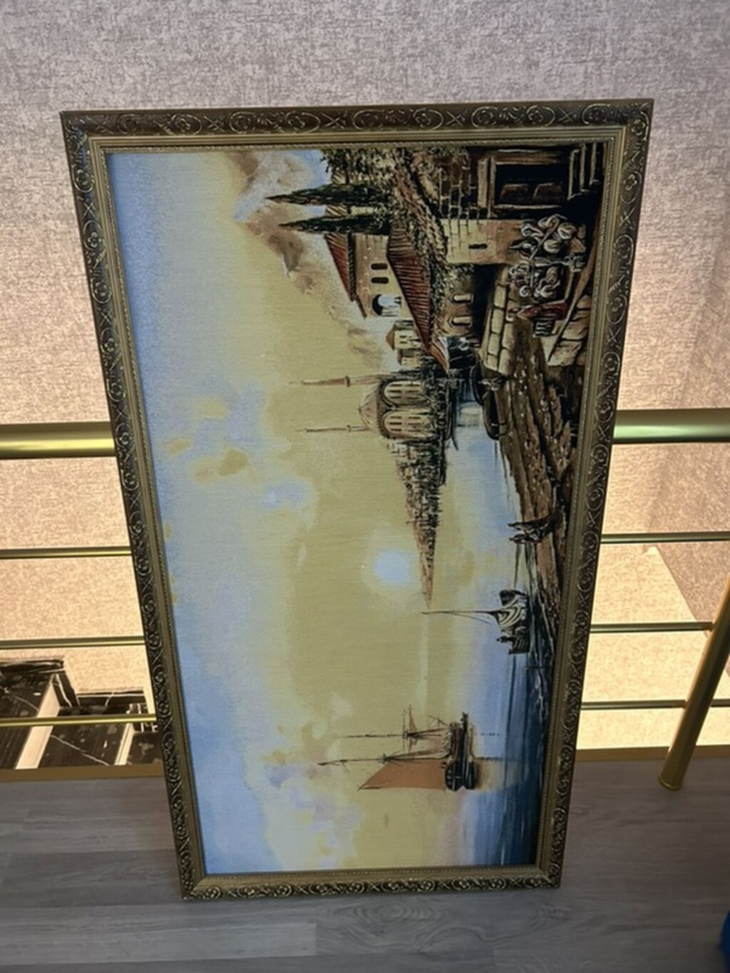 Divara kicik oldugu ucun satilir uzunluq 1.50 eni 70 sm ketan uzerinde