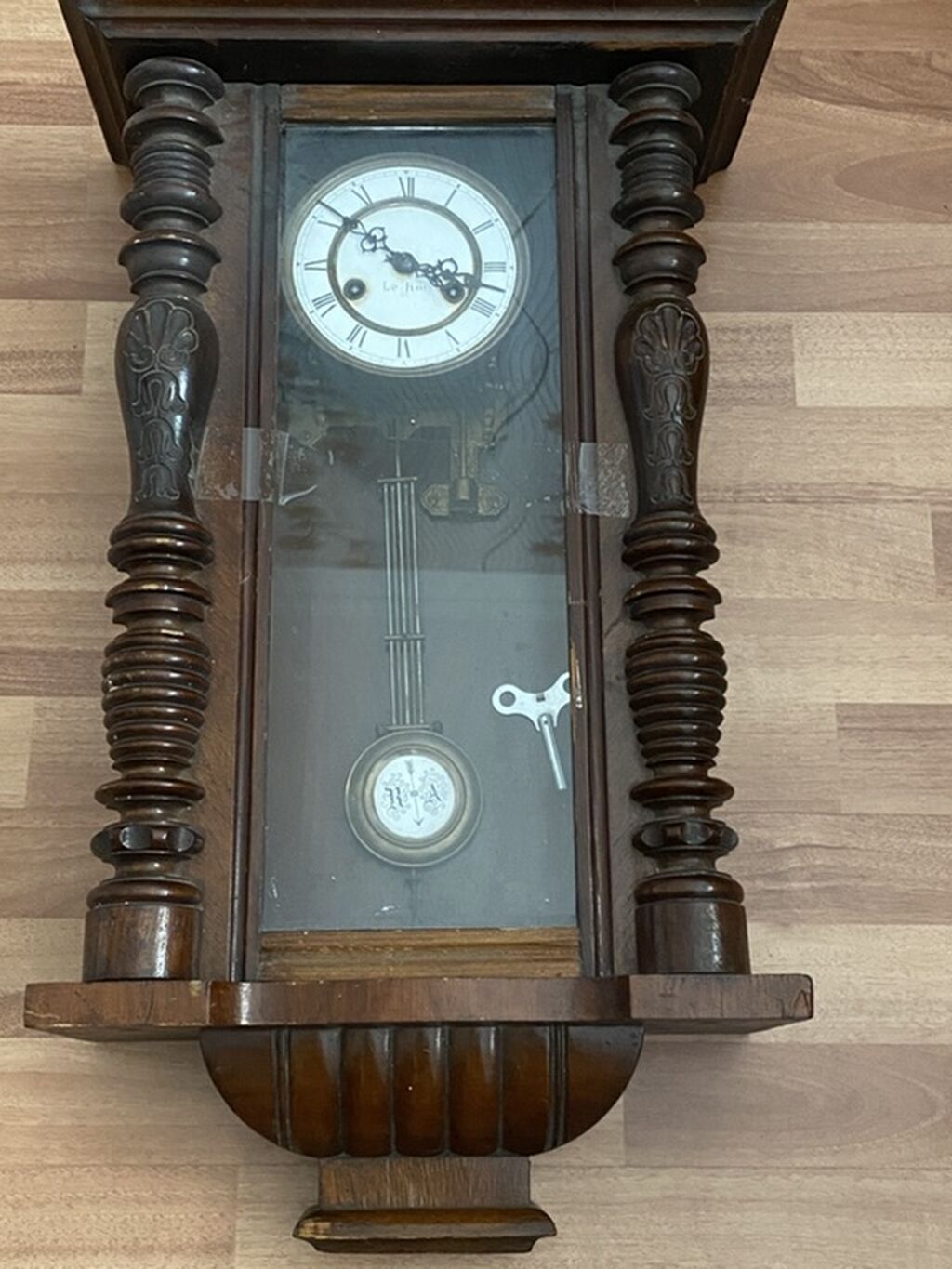 Divar saatları, Mexaniki, Mayatnik