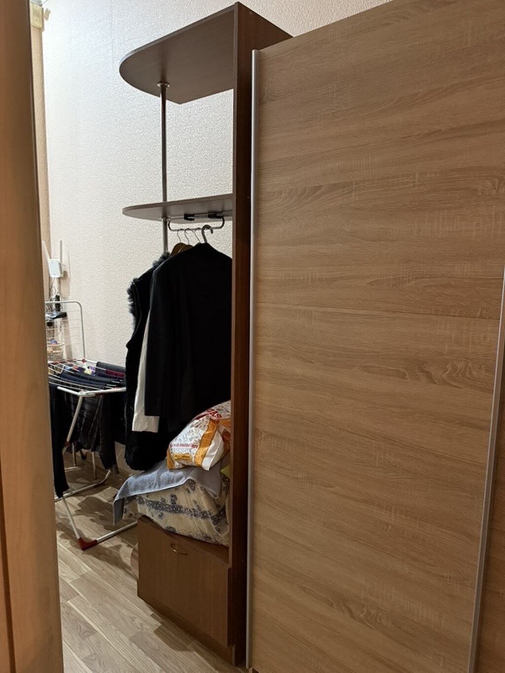 Giriş üçün asma paltar dolabı - Material: ağac dekora malik laminat