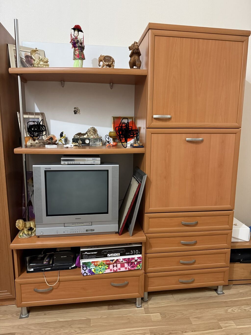 Мебель стенка очень вместительная