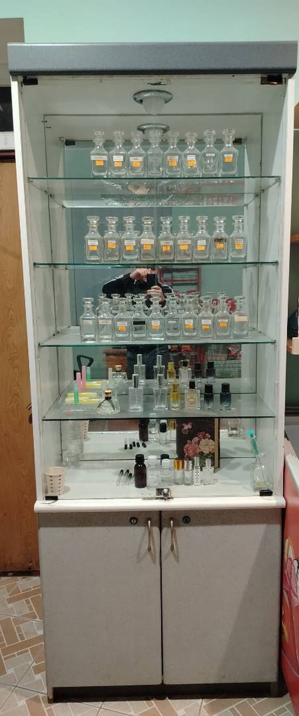 Ətr vitrini qufşinlər üstündə verilir. Super qiymətdi