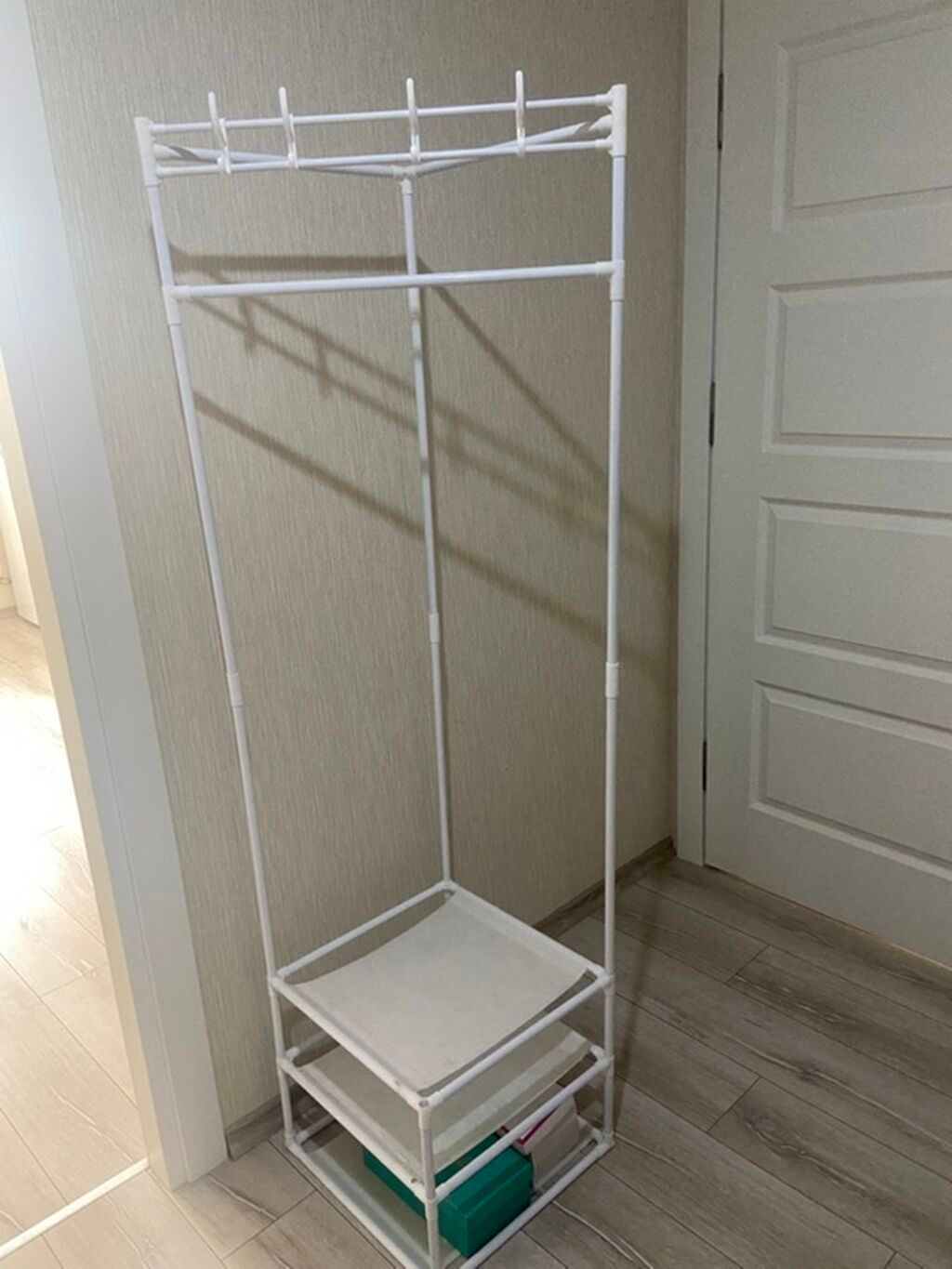 Ağ rəngli metal/boru konstruksiyalı paltar asılqanı və