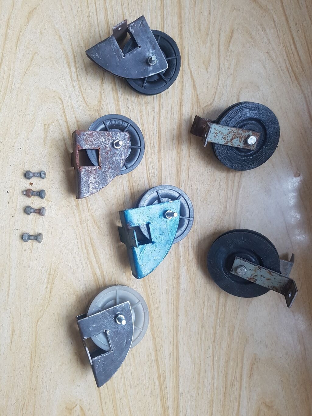 Məhsul: Paltar asma sistemi üçün rulon dəsti (rolik). Biri 7 azn. -