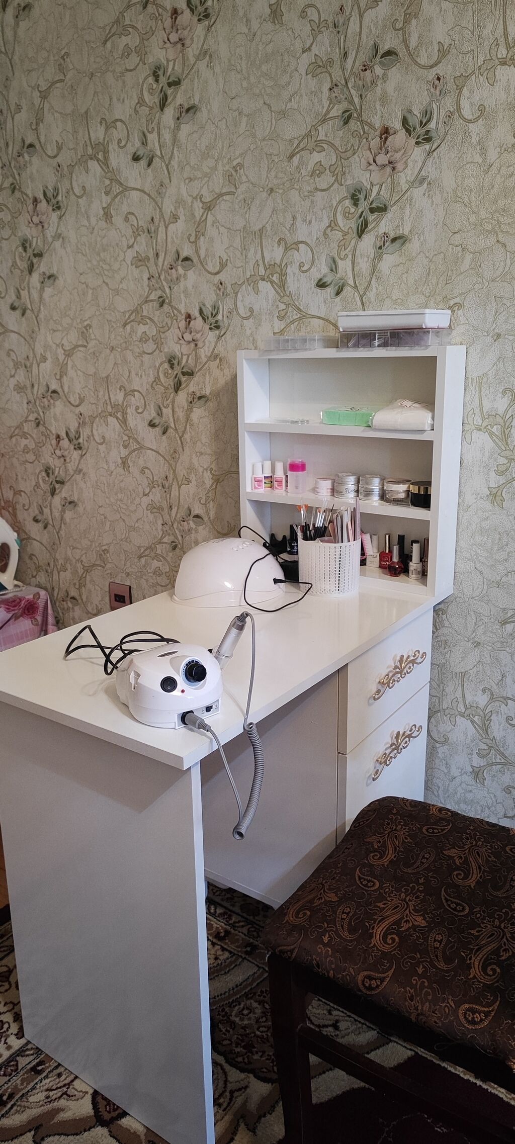 Manikür üçün tam iş masası - Ağ rəngli manikür masası: geniş iş