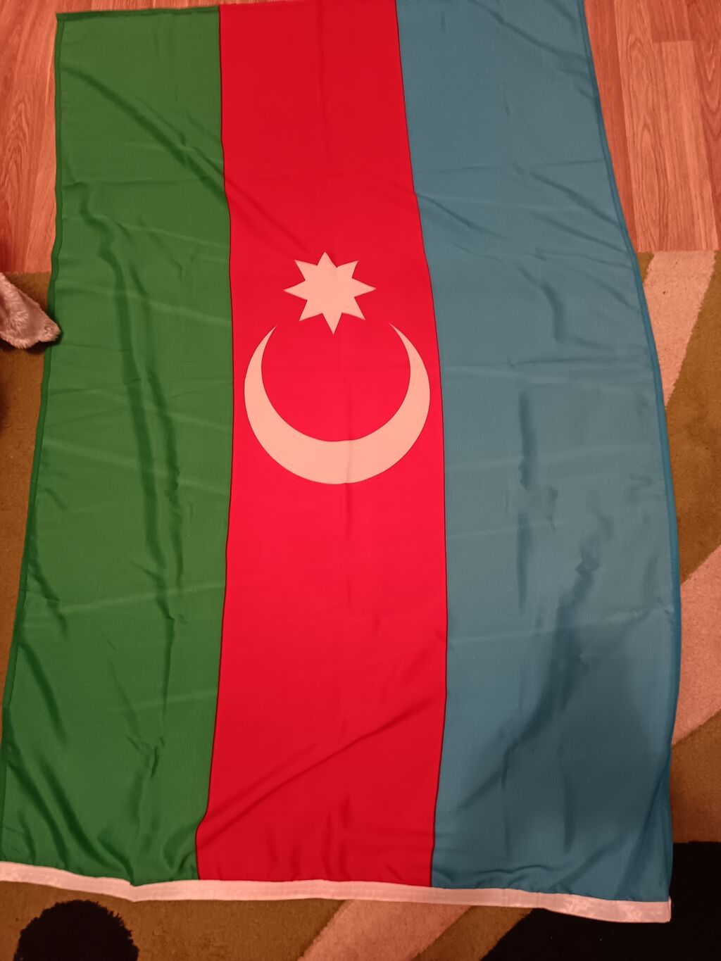 Təmiz və səliqəli vəziyyətdə Azərbaycan Dövlət Bayrağı satılır