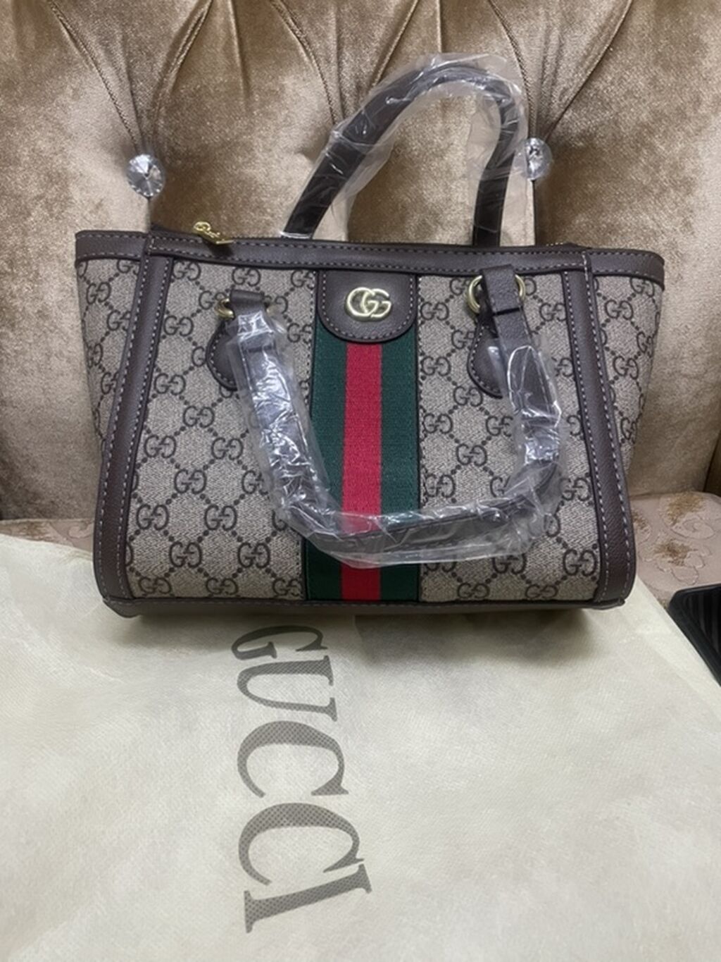 Medium olcu Gucci çanta - Model: GG Supreme kətan üzərində klassik